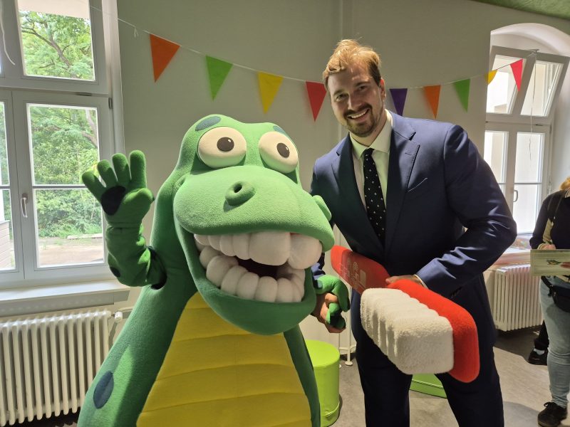 Kroko bei der Eröffnung des neuen Gesundheits- und Beratungszentrums in Friedrichshain